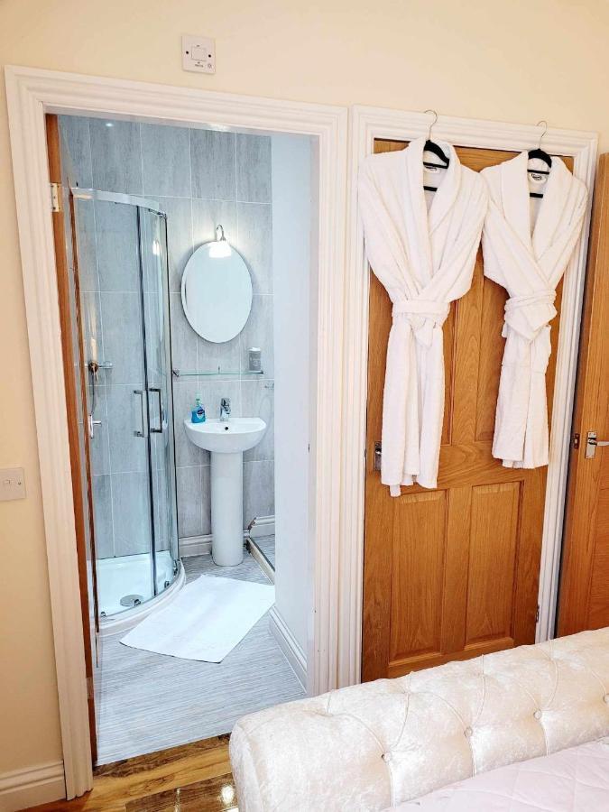 Apartment 1 Exquisite Two King Bedroom With En Suites - Close To The Town Centre, Rail, Airport And Theatre Darlington  Ngoại thất bức ảnh