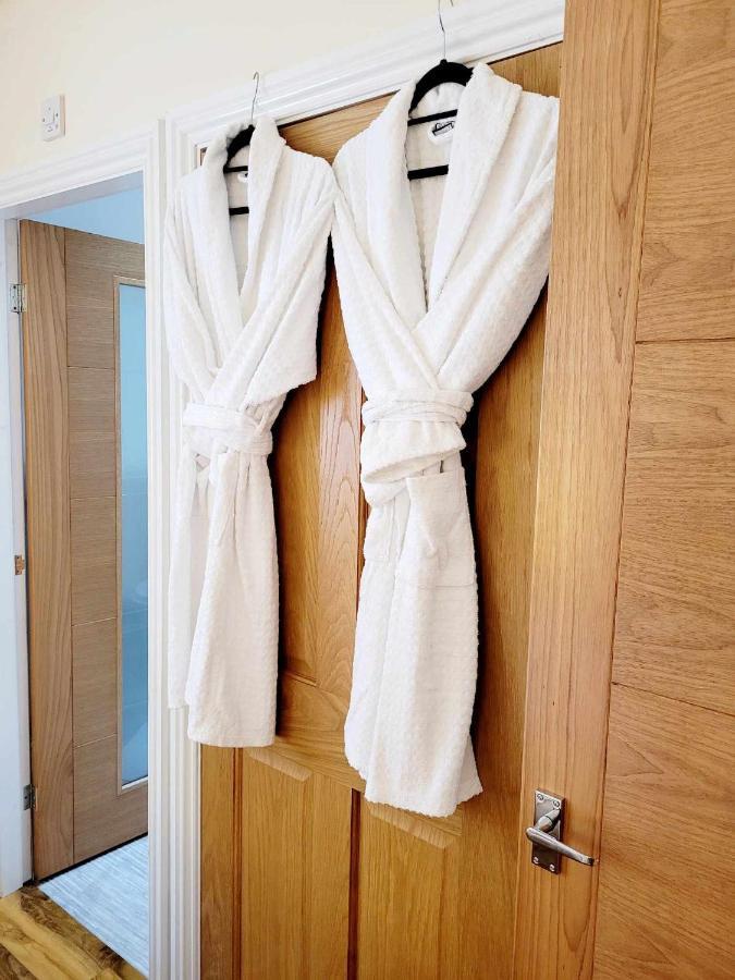 Apartment 1 Exquisite Two King Bedroom With En Suites - Close To The Town Centre, Rail, Airport And Theatre Darlington  Ngoại thất bức ảnh