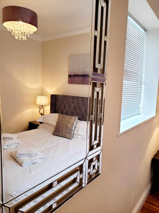 Apartment 1 Exquisite Two King Bedroom With En Suites - Close To The Town Centre, Rail, Airport And Theatre Darlington  Ngoại thất bức ảnh