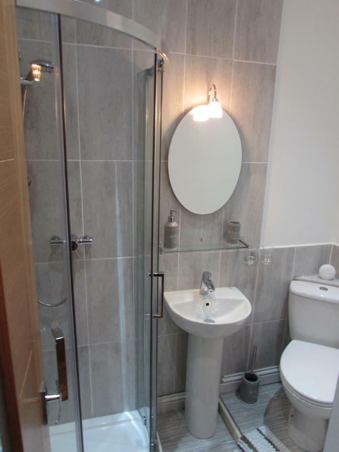 Apartment 1 Exquisite Two King Bedroom With En Suites - Close To The Town Centre, Rail, Airport And Theatre Darlington  Ngoại thất bức ảnh